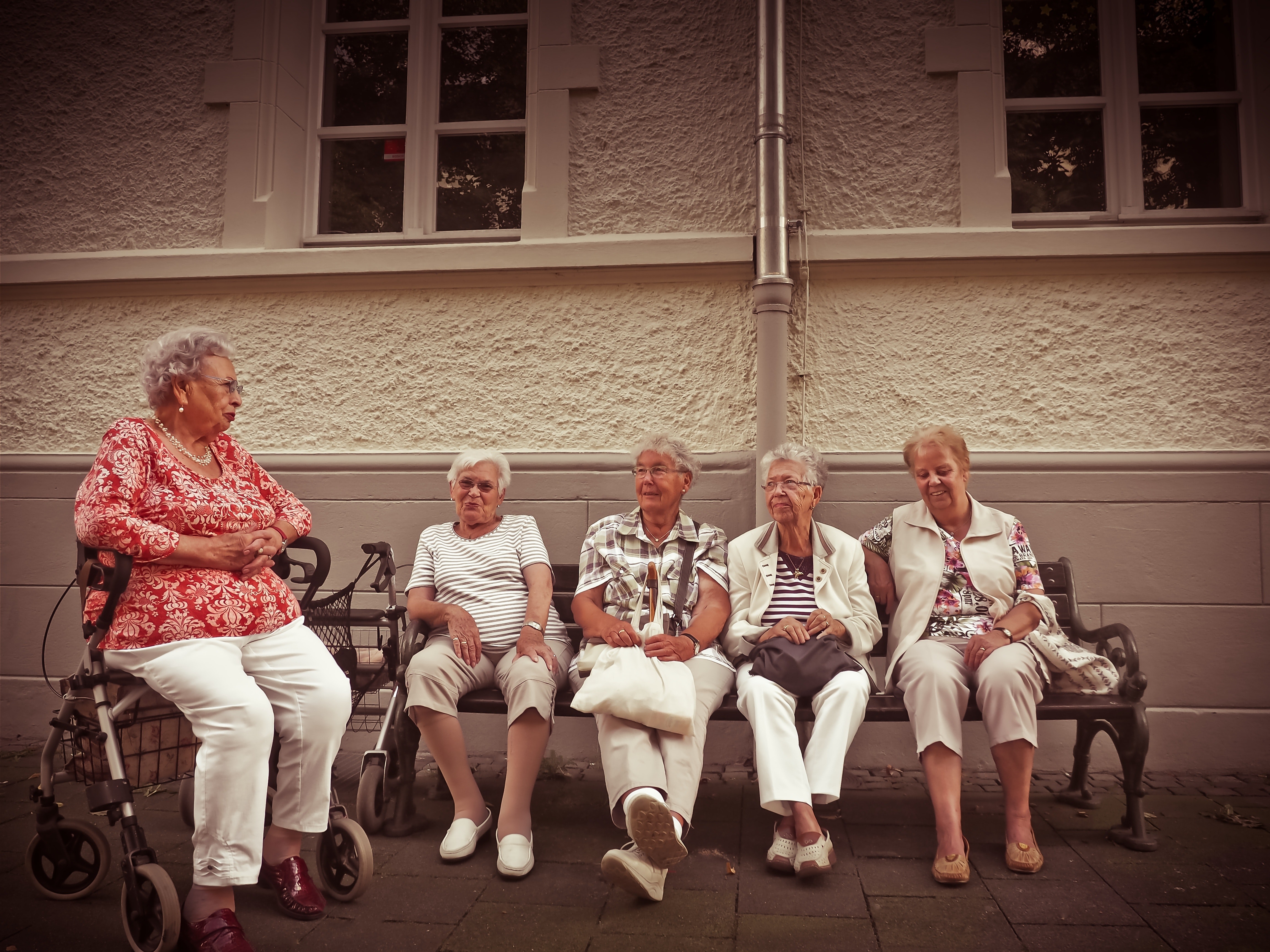 Old age. Пенсионеры. Веселые пенсионеры. Пенсионерка фотосессия. Российские пенсионеры.